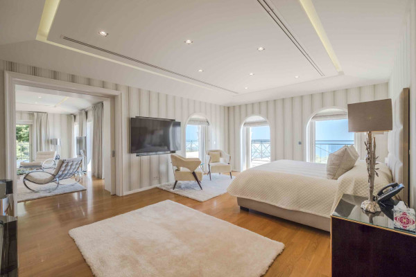 villa in Cannes : Rent Majestic 10 bedroom villa with enormous grounds located in the hills of Cannes - Photo 13