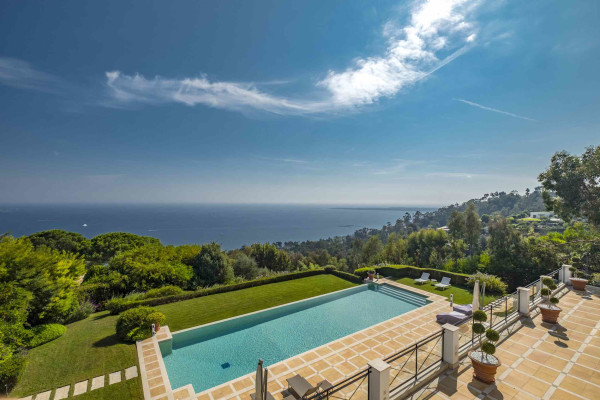 villa in Cannes : Rent Majestic 10 bedroom villa with enormous grounds located in the hills of Cannes - Photo 19