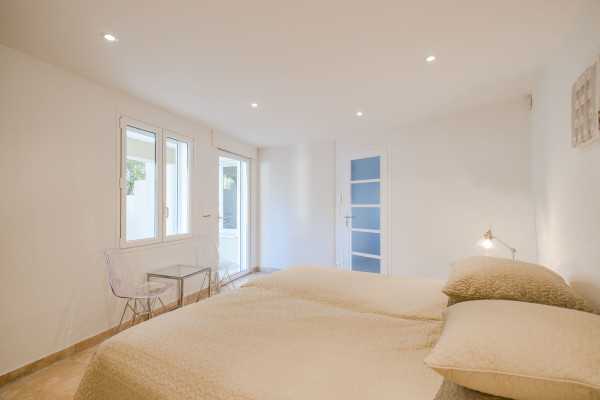 villa in Cannes : Rent incredible 8 bedroom villa a stones throw from the beaches and the Croisette in Cannes with gardens, sea view and pool - Photo 21