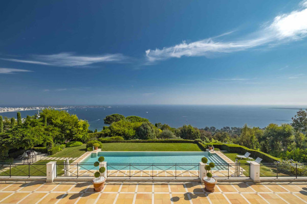 villa in Cannes : Rent Majestic 10 bedroom villa with enormous grounds located in the hills of Cannes - Photo 2