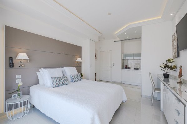 apartment in Cannes : Rent Penthouse in prestigious newly built private Residence a short walk to the rue d'Antibes and the Croisette with huge roof terrace - Photo 7