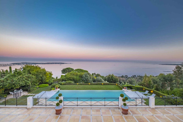 villa in Cannes : Rent Majestic 10 bedroom villa with enormous grounds located in the hills of Cannes - Photo 81