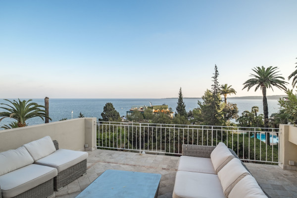 villa in Cannes : Rent incredible 8 bedroom villa a stones throw from the beaches and the Croisette in Cannes with gardens, sea view and pool - Photo 61