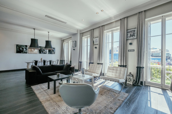 apartment in Cannes : Rent stunning 3 bedroom apartment located in the heart of Cannes across the street from the Palais and the port, close to the beaches of Cannes - Photo 17