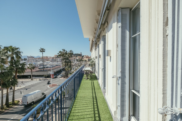 apartment in Cannes : Rent stunning 3 bedroom apartment located in the heart of Cannes across the street from the Palais and the port, close to the beaches of Cannes - Photo 23