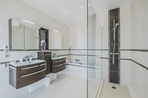 apartment in Cannes : Rent Penthouse in prestigious newly built private Residence a short walk to the rue d'Antibes and the Croisette with huge roof terrace - Photo 10