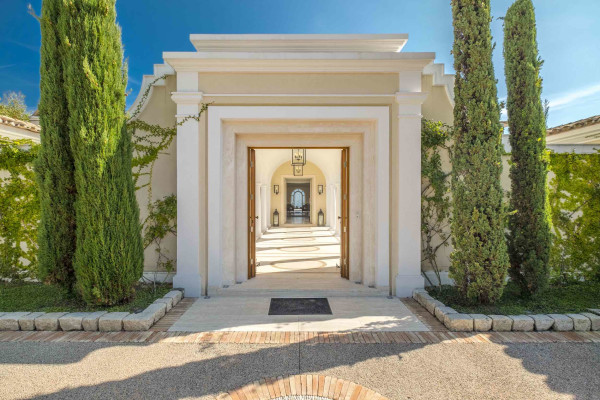 villa in Cannes : Rent Majestic 10 bedroom villa with enormous grounds located in the hills of Cannes - Photo 21
