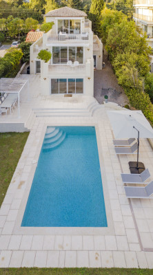 villa in Cannes : Rent incredible 8 bedroom villa a stones throw from the beaches and the Croisette in Cannes with gardens, sea view and pool - Photo 8