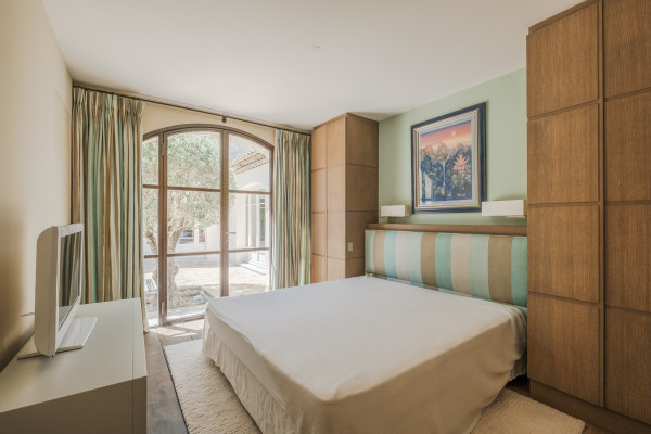villa in Mougins : Rent Beautiful Stone Property with Parkland and Pool in Mougins - Photo 13