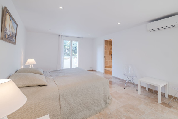 villa in Cannes : Rent incredible 8 bedroom villa a stones throw from the beaches and the Croisette in Cannes with gardens, sea view and pool - Photo 28