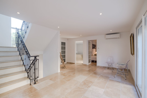 villa in Cannes : Rent incredible 8 bedroom villa a stones throw from the beaches and the Croisette in Cannes with gardens, sea view and pool - Photo 36
