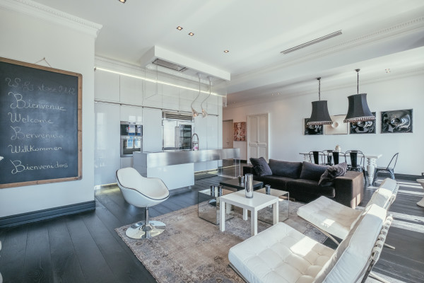 apartment in Cannes : Rent stunning 3 bedroom apartment located in the heart of Cannes across the street from the Palais and the port, close to the beaches of Cannes - Photo 15