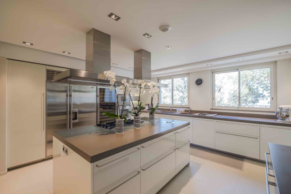 villa in Cannes : Rent Majestic 10 bedroom villa with enormous grounds located in the hills of Cannes - Photo 39