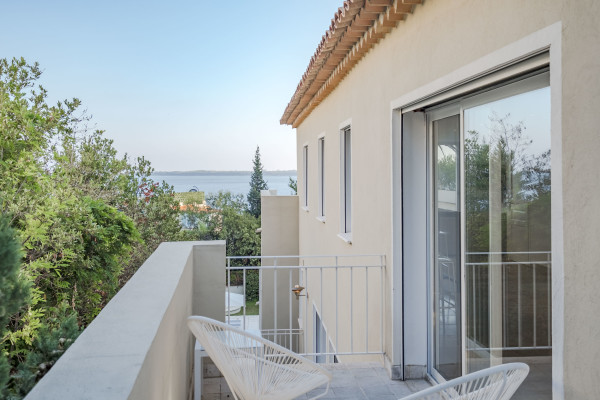 villa in Cannes : Rent incredible 8 bedroom villa a stones throw from the beaches and the Croisette in Cannes with gardens, sea view and pool - Photo 65
