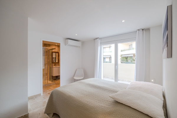 villa in Cannes : Rent incredible 8 bedroom villa a stones throw from the beaches and the Croisette in Cannes with gardens, sea view and pool - Photo 42
