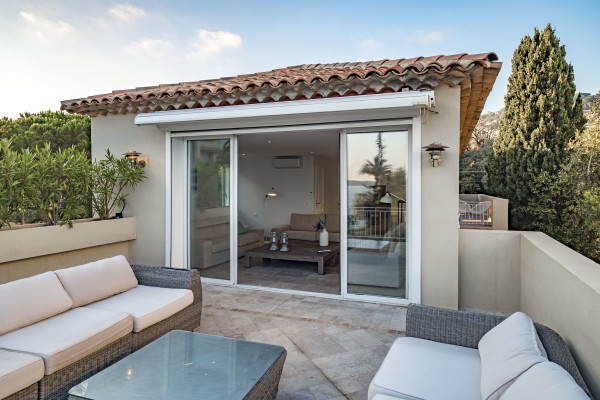 villa in Cannes : Rent incredible 8 bedroom villa a stones throw from the beaches and the Croisette in Cannes with gardens, sea view and pool - Photo 64