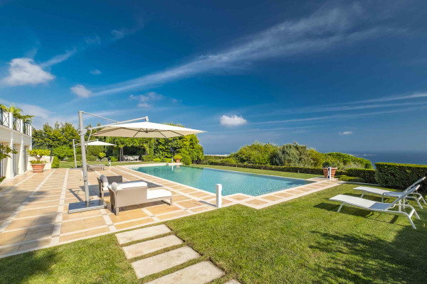 villa in Cannes : Rent Majestic 10 bedroom villa with enormous grounds located in the hills of Cannes - Photo 66