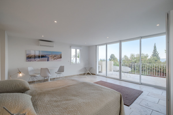villa in Cannes : Rent incredible 8 bedroom villa a stones throw from the beaches and the Croisette in Cannes with gardens, sea view and pool - Photo 50