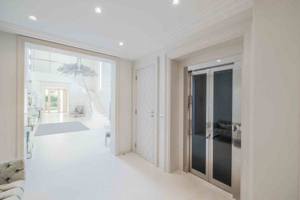 villa in Cannes : Rent Majestic 10 bedroom villa with enormous grounds located in the hills of Cannes - Photo 24