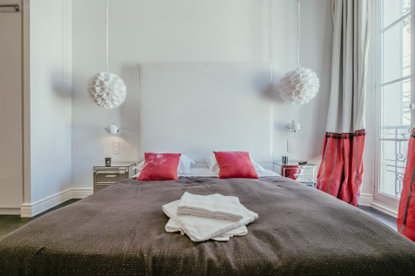 apartment in Cannes : Rent stunning 3 bedroom apartment located in the heart of Cannes across the street from the Palais and the port, close to the beaches of Cannes - Photo 3