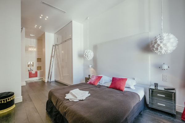 apartment in Cannes : Rent stunning 3 bedroom apartment located in the heart of Cannes across the street from the Palais and the port, close to the beaches of Cannes - Photo 1