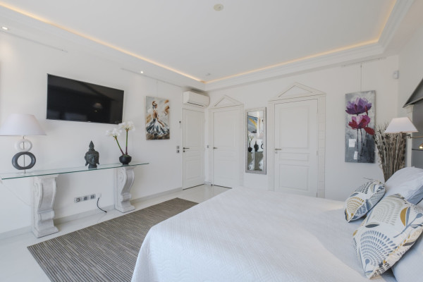 apartment in Cannes : Rent Penthouse in prestigious newly built private Residence a short walk to the rue d'Antibes and the Croisette with huge roof terrace - Photo 32