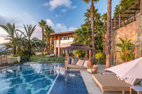 villa in Cannes : Rent Southern Europes most exclusive and stunning villa with 9 bedrooms, panoramic sea views and the height of Luxury - Photo 15
