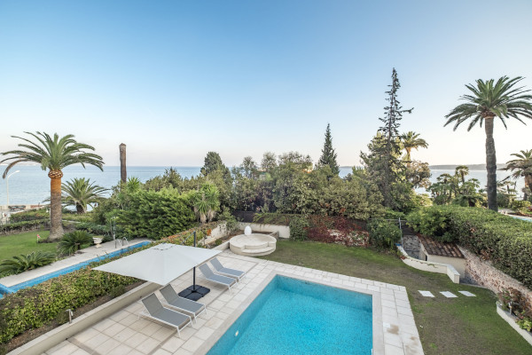 villa in Cannes : Rent incredible 8 bedroom villa a stones throw from the beaches and the Croisette in Cannes with gardens, sea view and pool - Photo 1