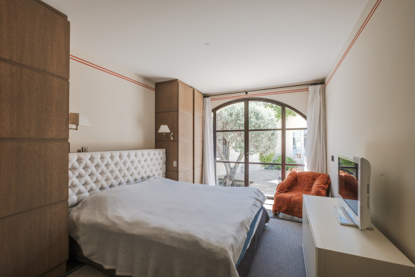 villa in Mougins : Rent Beautiful Stone Property with Parkland and Pool in Mougins - Photo 14