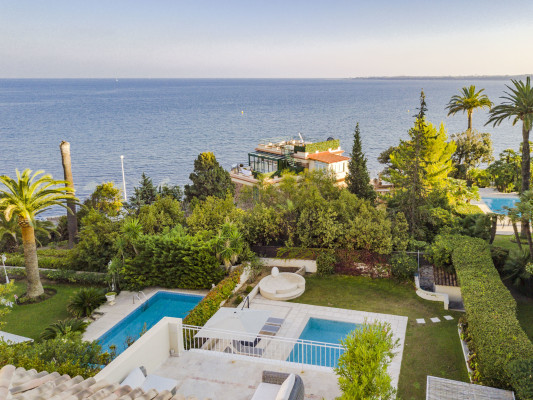 villa in Cannes : Rent incredible 8 bedroom villa a stones throw from the beaches and the Croisette in Cannes with gardens, sea view and pool - Photo 0