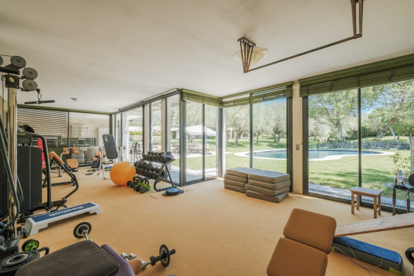 villa in Mougins : Rent Beautiful Stone Property with Parkland and Pool in Mougins - Photo 21