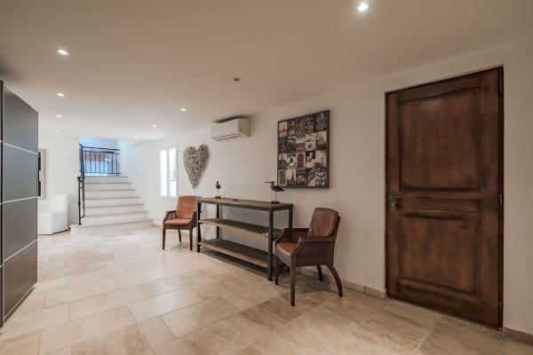 villa in Cannes : Rent incredible 8 bedroom villa a stones throw from the beaches and the Croisette in Cannes with gardens, sea view and pool - Photo 72