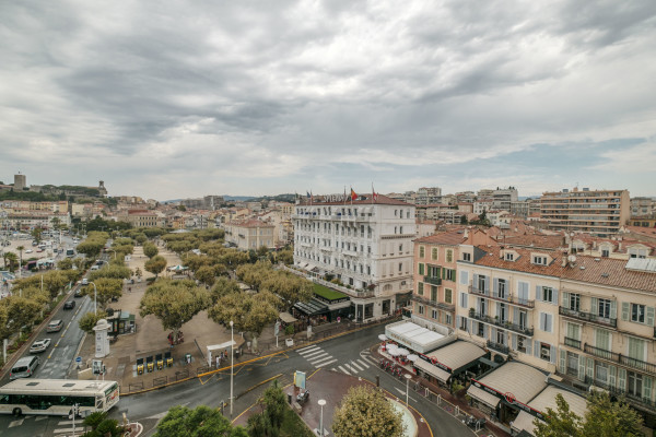 office in Cannes : Rent this huge office / event space located across the street from the Palais with sea view and spacious terrace.  Perfect for banners. - Photo 14