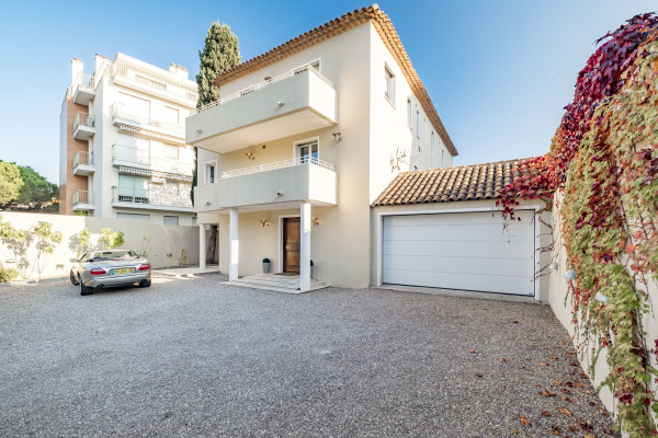 villa in Cannes : Rent incredible 8 bedroom villa a stones throw from the beaches and the Croisette in Cannes with gardens, sea view and pool - Photo 18