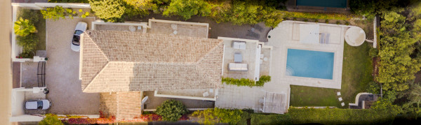 villa in Cannes : Rent incredible 8 bedroom villa a stones throw from the beaches and the Croisette in Cannes with gardens, sea view and pool - Photo 3
