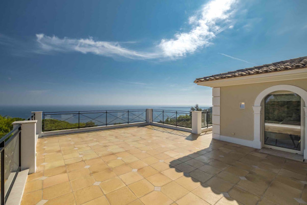 villa in Cannes : Rent Majestic 10 bedroom villa with enormous grounds located in the hills of Cannes - Photo 18