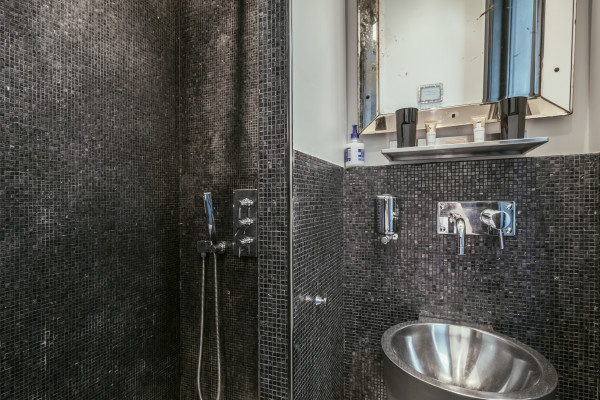 apartment in Cannes : Rent stunning 3 bedroom apartment located in the heart of Cannes across the street from the Palais and the port, close to the beaches of Cannes - Photo 8
