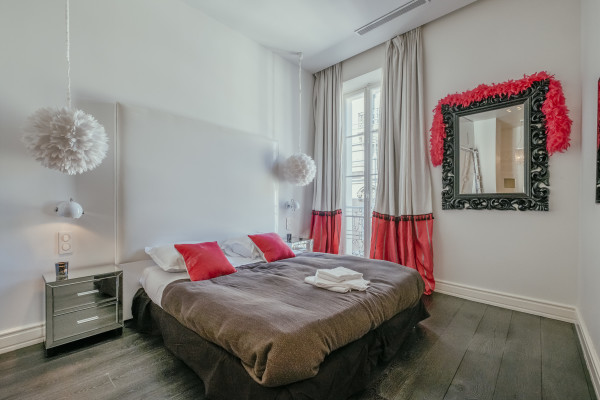 apartment in Cannes : Rent stunning 3 bedroom apartment located in the heart of Cannes across the street from the Palais and the port, close to the beaches of Cannes - Photo 0