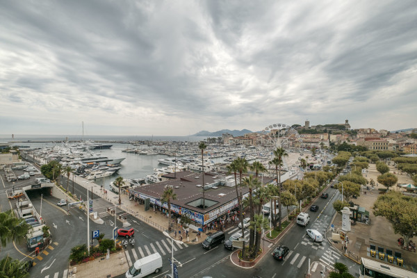 office in Cannes : Rent this huge office / event space located across the street from the Palais with sea view and spacious terrace.  Perfect for banners. - Photo 0