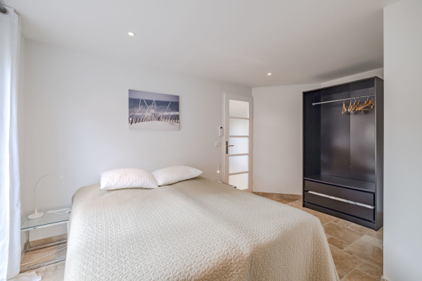 villa in Cannes : Rent incredible 8 bedroom villa a stones throw from the beaches and the Croisette in Cannes with gardens, sea view and pool - Photo 44