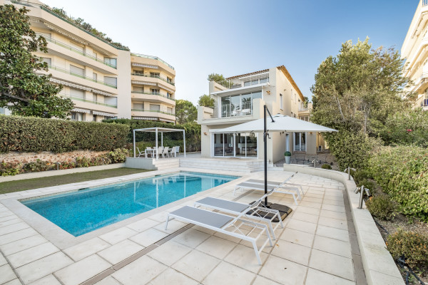 villa in Cannes : Rent incredible 8 bedroom villa a stones throw from the beaches and the Croisette in Cannes with gardens, sea view and pool - Photo 10