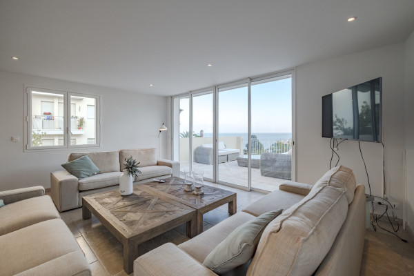 villa in Cannes : Rent incredible 8 bedroom villa a stones throw from the beaches and the Croisette in Cannes with gardens, sea view and pool - Photo 59