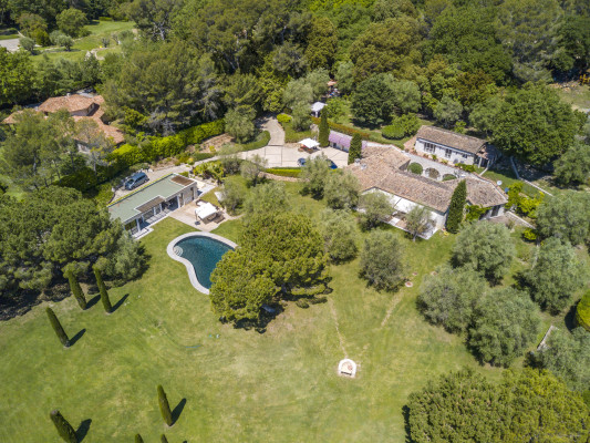villa in Mougins : Rent Beautiful Stone Property with Parkland and Pool in Mougins - Photo 0