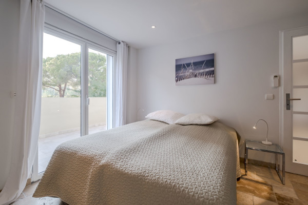 villa in Cannes : Rent incredible 8 bedroom villa a stones throw from the beaches and the Croisette in Cannes with gardens, sea view and pool - Photo 43