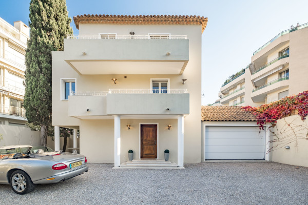 villa in Cannes : Rent incredible 8 bedroom villa a stones throw from the beaches and the Croisette in Cannes with gardens, sea view and pool - Photo 16