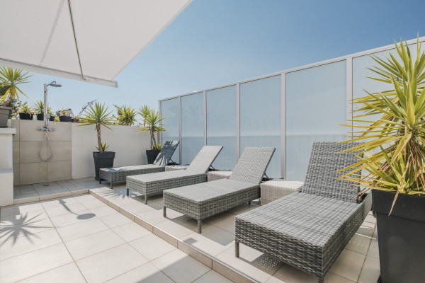 apartment in Cannes : Rent Penthouse in prestigious newly built private Residence a short walk to the rue d'Antibes and the Croisette with huge roof terrace - Photo 14