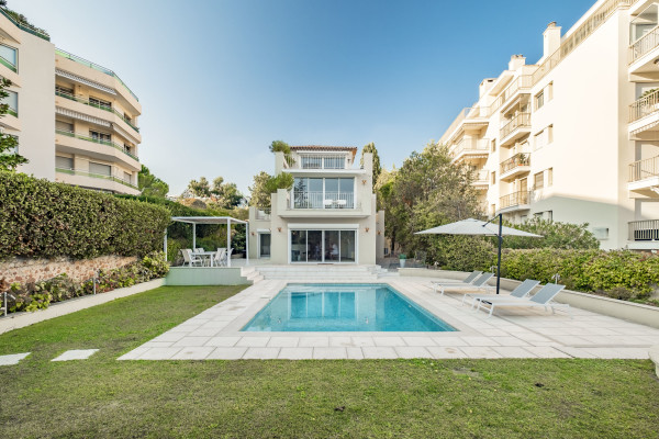 villa in Cannes : Rent incredible 8 bedroom villa a stones throw from the beaches and the Croisette in Cannes with gardens, sea view and pool - Photo 2