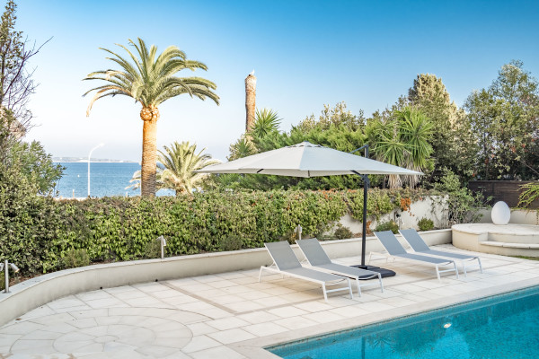villa in Cannes : Rent incredible 8 bedroom villa a stones throw from the beaches and the Croisette in Cannes with gardens, sea view and pool - Photo 13