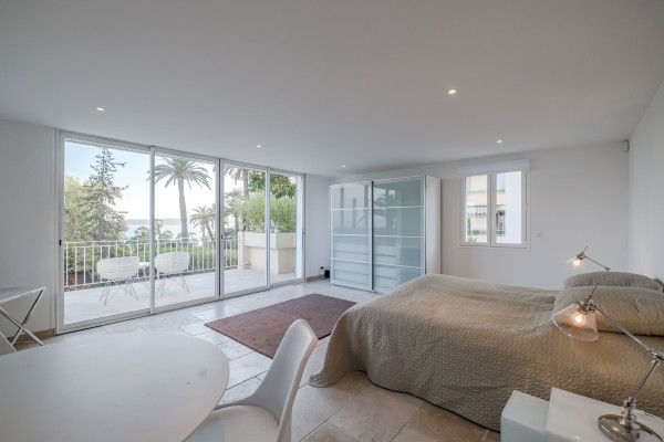 villa in Cannes : Rent incredible 8 bedroom villa a stones throw from the beaches and the Croisette in Cannes with gardens, sea view and pool - Photo 49