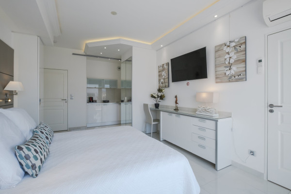 apartment in Cannes : Rent Penthouse in prestigious newly built private Residence a short walk to the rue d'Antibes and the Croisette with huge roof terrace - Photo 8